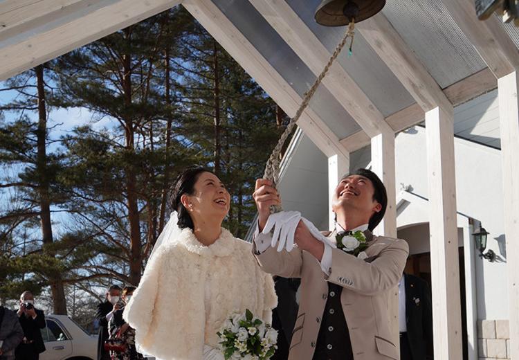 蓼科高原教会 セントブライズ。挙式会場。挙式後は幸せの鐘を鳴らし、ふたりの結婚を祝福します