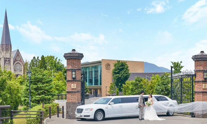 NAGANO TAMAHIMEDEN(長野玉姫殿)。アクセス・ロケーション。大きなリムジンに重厚な玄関、荘厳な大聖堂がそびえる結婚式場