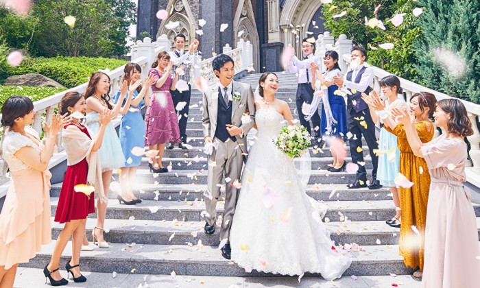 NAGANO TAMAHIMEDEN(長野玉姫殿)。演出・小物。教会前の階段を利用したフラワーシャワーで浴びる、ゲストからの温かい祝福