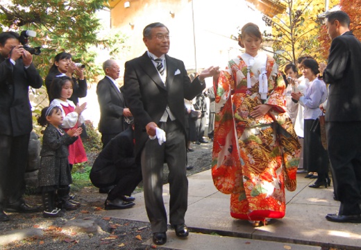 レストラン ヒカリヤ。挙式会場。家族と家族の絆を結ぶ、伝統的な「祝言人前式」