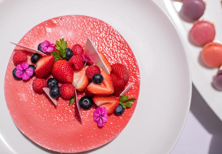 TERRACE GLANZ（テラスグランツ）。料理。旬の果物を用いたスイーツは、上品な甘さを楽しめます