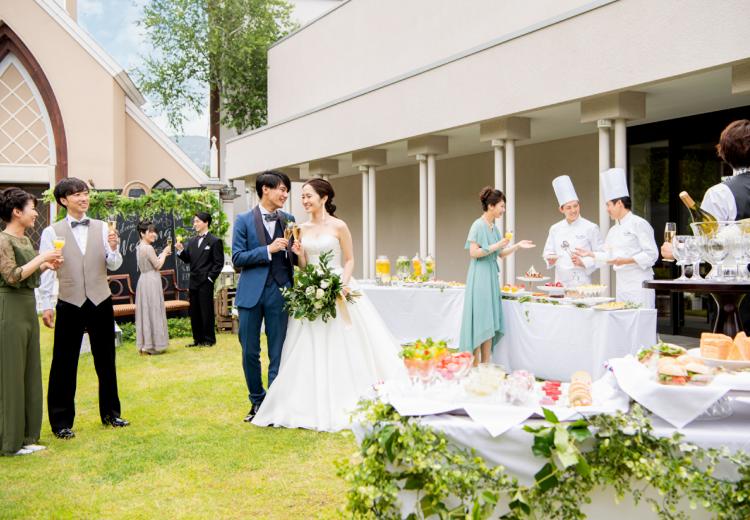 TERRACE GLANZ（テラスグランツ）。披露宴会場。ガーデンを利用すれば動きのあるパーティーを楽しめます