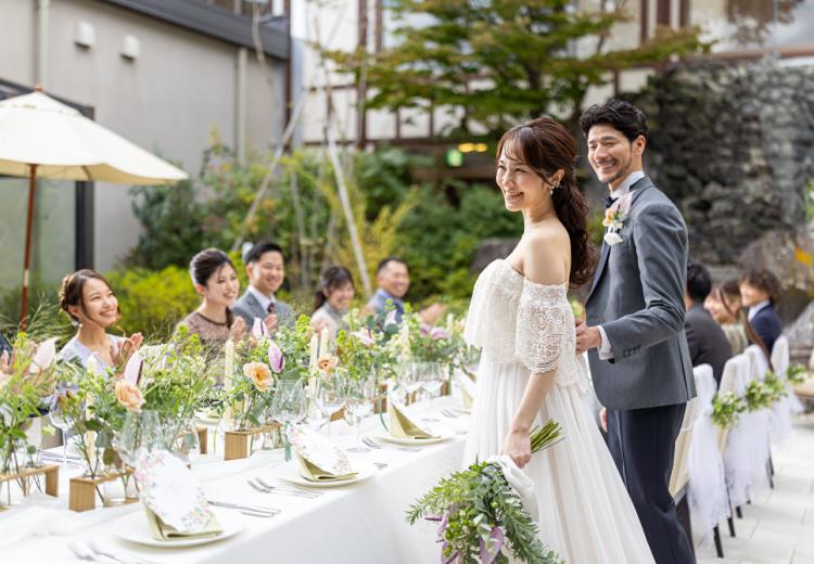 TERRACE GLANZ（テラスグランツ）。披露宴会場。柔らかな陽光が新郎新婦の笑顔を輝かせてくれます