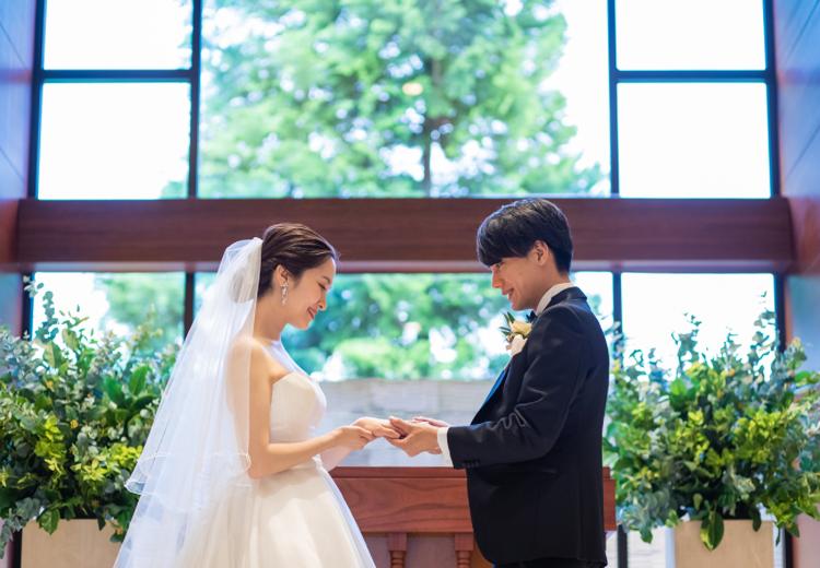 TERRACE GLANZ（テラスグランツ）。挙式会場。明るい自然光が差し込み、ドレス姿の花嫁をより美しくみせます