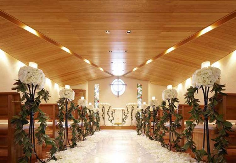 THE SAIHOKUKAN HOTEL(長野ホテル 犀北館)。挙式会場。「ぬくもり」をテーマにした温かみのあるチャペル