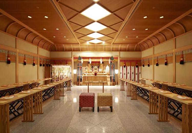 THE SAIHOKUKAN HOTEL（長野ホテル 犀北館）。挙式会場。厳粛な雰囲気に包まれる、貴賓室を復元建築した神殿『菊の間』