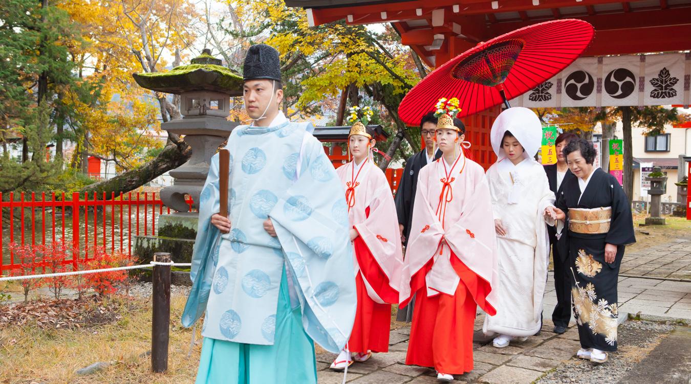 生島足島神社。朱色の傘をさし雅楽の生演奏が響く中で行う参進の儀は、厳かでありながら華やか。30名までの神前挙式は親族のみ参列可能です