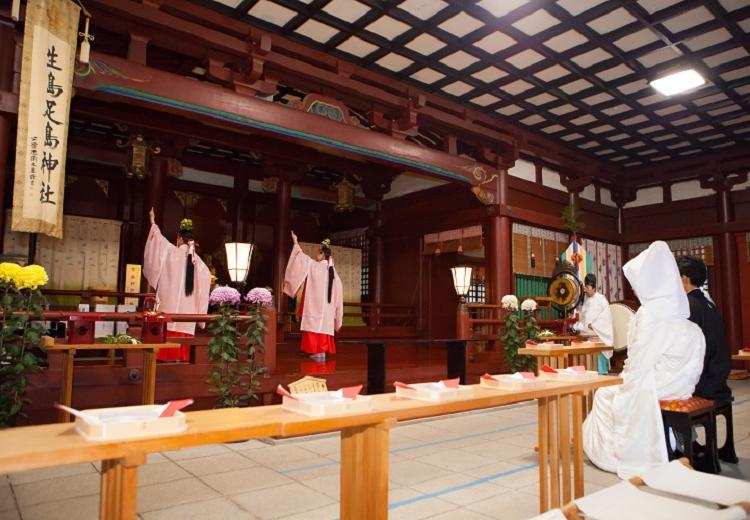 生島足島神社。神聖な空気が漂う御本社で、古式ゆかしい神前式が実現