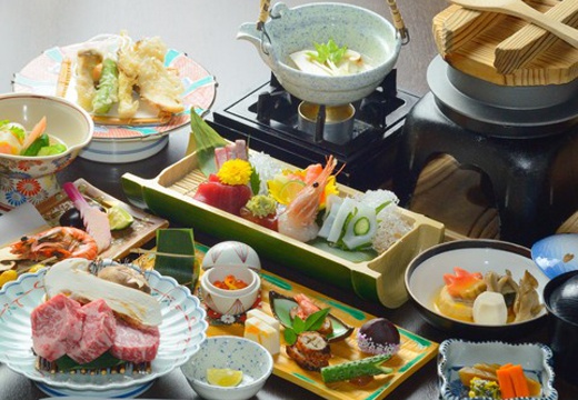 中松屋旅館。料理。品数も豊富に揃う、華やかな会席料理が並びます