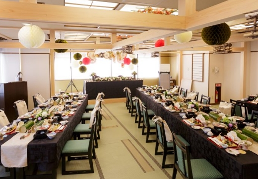 中松屋旅館。披露宴会場。窓の外に温泉街の長閑な景色が広がる披露宴会場は最大40名まで