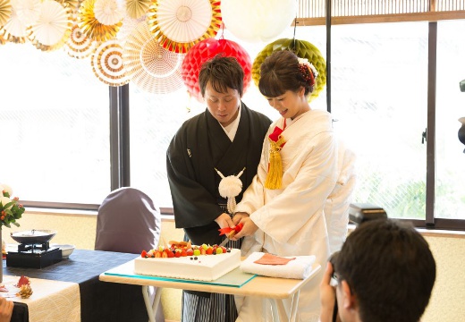 中松屋旅館。披露宴会場。明るい自然光が差し込み、幸せいっぱいのふたりを美しく演出