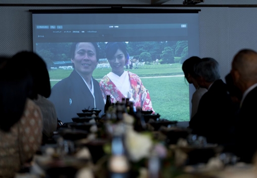 中松屋旅館。披露宴会場。映像演出を楽しめるスクリーンも完備されています