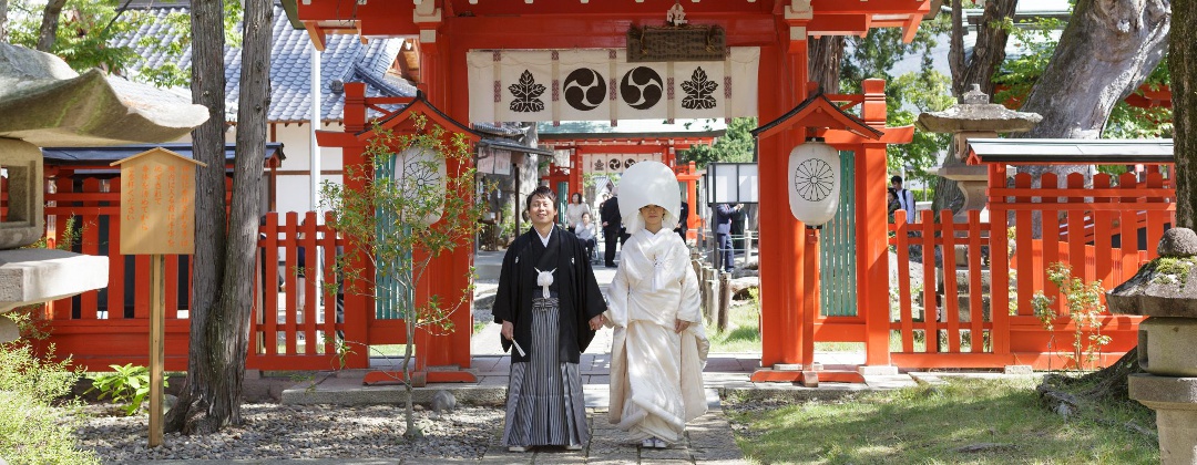 中松屋旅館。挙式会場。長野の神社のなかでも歴史の長い『生島足島神社』。地域の人々から信仰を集める古社を舞台に、厳かな神前式を実現できます