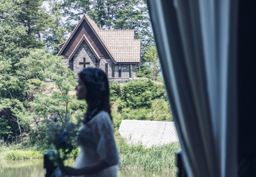 ルグラン軽井沢ホテル＆リゾート。挙式会場。湖と森に見守られ、穏やかな気持ちで挙式に臨めるでしょう