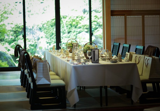 駒ヶ根高原 古民家ウェディング 「音の葉」。披露宴会場。すぐそばに緑の景色を楽しめる畳敷きの和室も用意