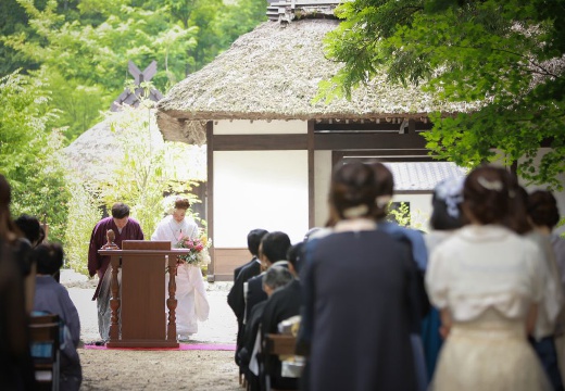 駒ヶ根高原 古民家ウェディング 「音の葉」。挙式会場。四季折々の自然が美しい庭園でも挙式を執り行えます