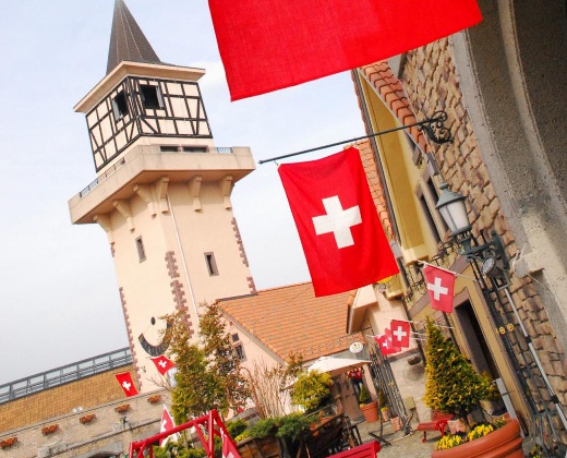 HEIDI’S VILLAGE 花の教会（ハイジの村 花の教会）。アクセス・ロケーション。スイスの国旗も掲げられており、海外旅行の気分を味わえます