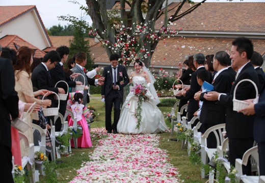 HEIDI’S VILLAGE 花の教会（ハイジの村 花の教会）。挙式会場。バラの花びらのバージンロードがふたりをより華やかに演出