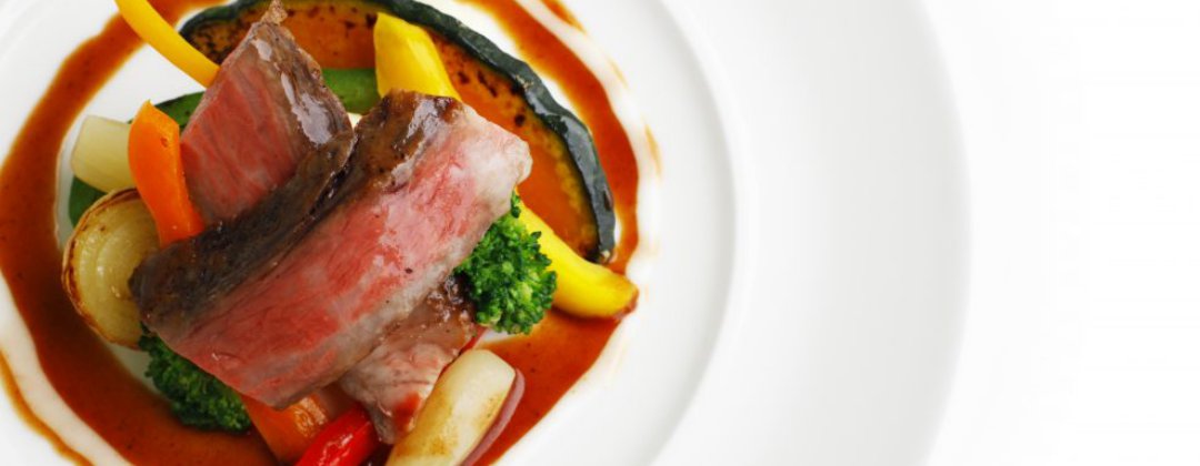 VILLA ESTERIO(ヴィラ エステリオ)。料理。プレートをキャンバスに見立て、絵画を描くように美しく盛り付けられたメニュー。思わず写真に収めたくなる美しさです