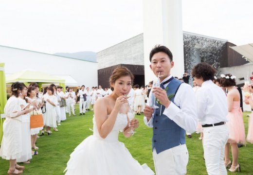 VILLA ESTERIO(ヴィラ エステリオ)。披露宴会場。鮮やかな芝生のガーデンで、開放的なひと時を満喫できます