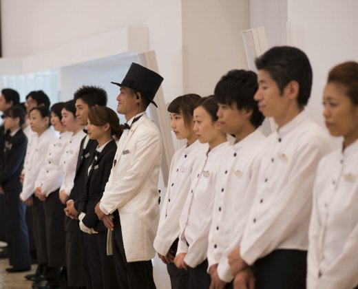 VILLA ESTERIO(ヴィラ エステリオ)。スタッフ。礼儀正しく、丁寧な接客でゲストをもてなしてくれるスタッフ