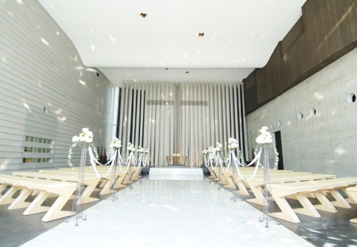 VILLA ESTERIO（ヴィラ  エステリオ）。挙式会場。白を基調とした内装と、存在感を放つ正面の十字架が印象的