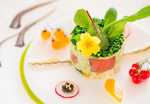 誓いの丘 イストアール。料理。味や見た目はもちろんのこと、皿の微妙な温度にもこだわります