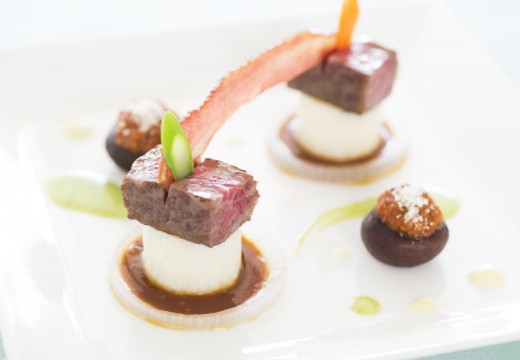 誓いの丘 イストアール。料理。肉料理は一人一人の好みの焼き加減でサーブしてくれます