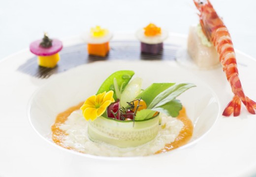 誓いの丘 イストアール。料理。温かい料理には温かい皿を使用するなど、細やかな気遣いも魅力