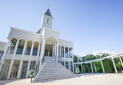 誓いの丘 イストアール。挙式会場。28mもの高さを誇る塔と大階段が印象的な、白亜の大聖堂