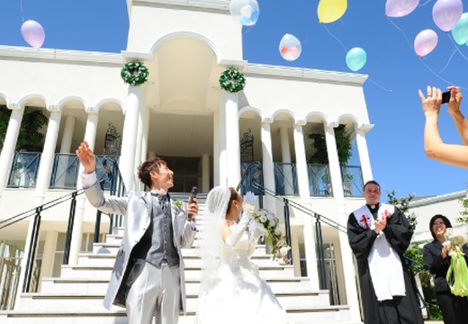 誓いの丘 イストアール。挙式会場。挙式の後はチャペルを背にしたバルーンリリースも実現