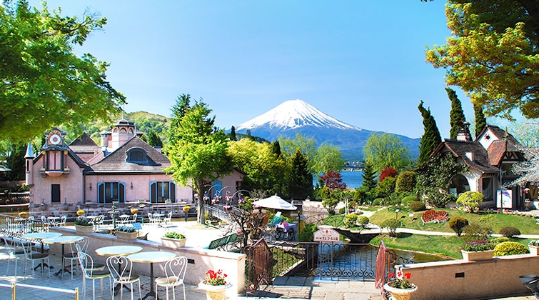 河口湖音楽と森の美術館。花が咲き誇る庭園とヨーロッパ調の洋館、富士山が調和した美しい景色を一望。音楽演出を楽しめるミュージアムでの挙式も評判です