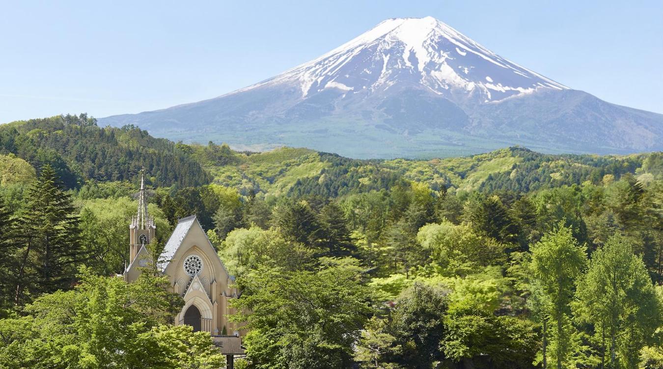 ホテル鐘山苑。富士山の大自然の中に建つ、ウィーンの大聖堂をモチーフにした荘厳な雰囲気のチャペル。会場からは美しい庭園と富士山を望めます