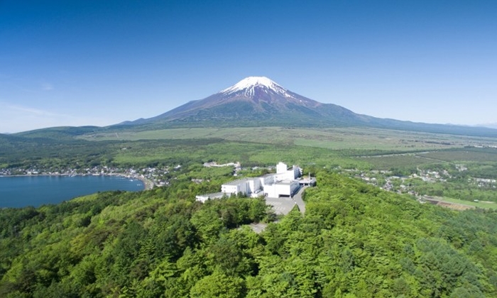 ホテルマウント富士。アクセス・ロケーション。周囲に遮るものが何もない高台に建ち、富士山と山中湖を一望