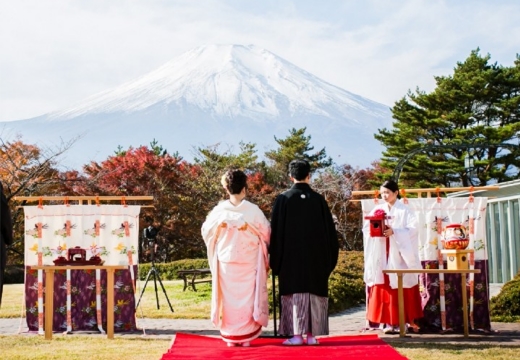 ホテルマウント富士。挙式会場。雄大な富士山に誓いを立てるオリジナルの『富士前式』
