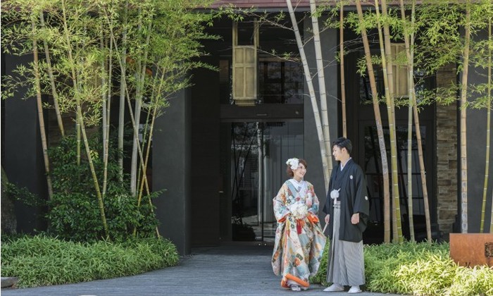 KONAYAHOTEL(コナヤホテル)。アクセス・ロケーション。竹に囲まれたエントランス。モダンで落ち着いた雰囲気が漂います