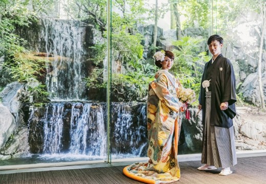 KONAYAHOTEL(コナヤホテル)。演出・小物。滝が趣のある空間を演出。和装での写真撮影にもおすすめです