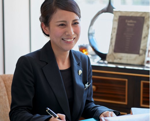 KONAYAHOTEL(コナヤホテル)。スタッフ。二人の思い出や希望を活かして会場に映えるコーディネートを提案