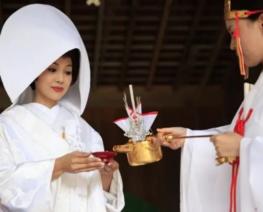 身曾岐神社。スタッフ。神前式にて新婦に丁寧に神酒を注いでくれる巫女