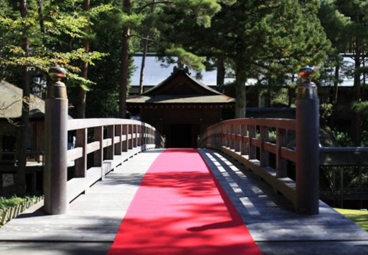 身曾岐神社。挙式会場。拝殿での拝礼の後、新郎新婦は神橋を渡って能舞台へと向かいます