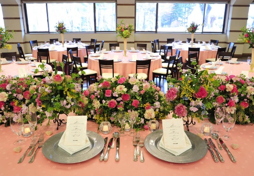 HEIDI’S FLOWER GARDEN(ハイジズフラワーガーデン)。窓越しに明るい光が注がれる披露宴会場『ベルフラワー』