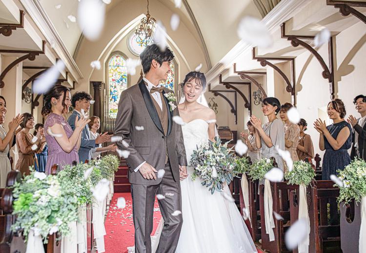 プライベートガーデンWedding La partir（ラ パルティール）。挙式会場。木目調のインテリアとステンドグラスが重厚な雰囲気を演出