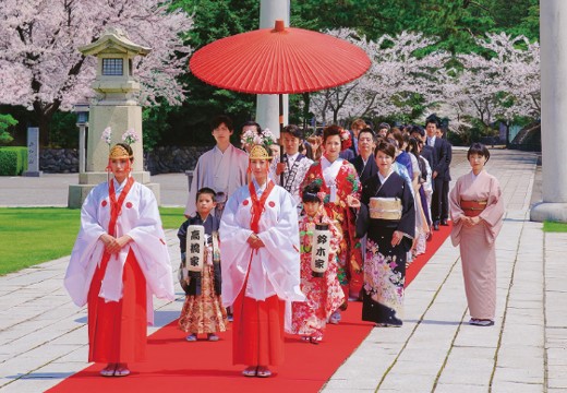 迎賓館TOKIWA（迎賓館トキワ）。新郎新婦と参列者が『新潟縣護國神社』御本殿へ進む「参進の儀」