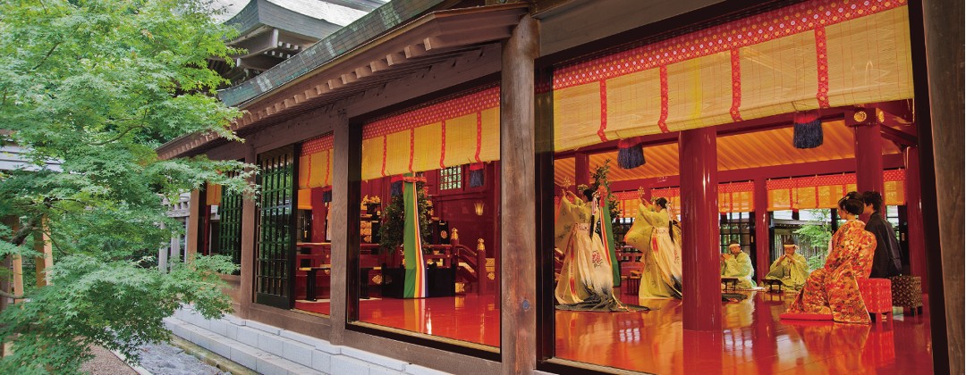 迎賓館TOKIWA(迎賓館トキワ)。挙式会場。160名迄参列可能な『新潟縣護國神社』。艶やかな朱塗りの美しい本殿に、色打掛と羽織袴が映えます