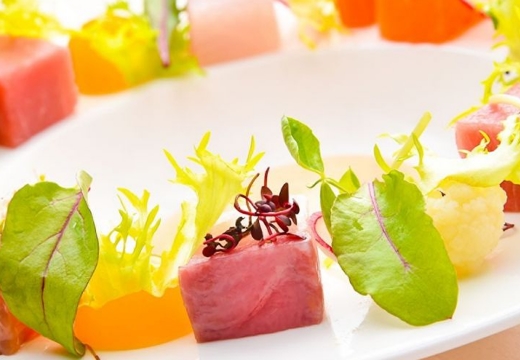 AFFRANCHIR QUEEN’S COURT(アーフランシェル・クィーンズコート)。料理。地元新潟県の新鮮な魚介や野菜を使用した華やかな一皿