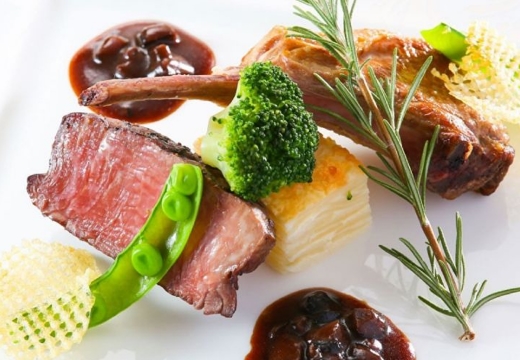 AFFRANCHIR QUEEN’S COURT(アーフランシェル・クィーンズコート)。料理。メインには本格的な肉料理も登場。ボリュームも十分です