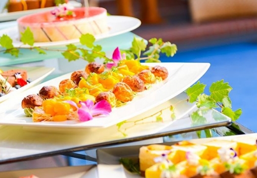 AFFRANCHIR QUEEN’S COURT(アーフランシェル・クィーンズコート)。料理。プールサイドでのデザートビュッフェはリゾート感たっぷり
