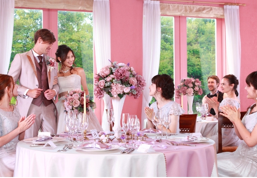 AFFRANCHIR QUEEN’S COURT（アーフランシェル・クィーンズコート）。披露宴会場。ピンク色の壁が花嫁の可憐な雰囲気を引き立ててくれます