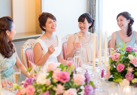 デュオ・セレッソ。披露宴会場。窓から明るい自然光が差し込みアットホームな雰囲気