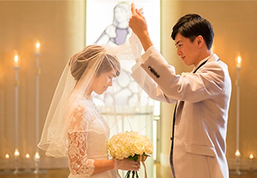 デュオ・セレッソ。挙式会場。柔らかな光がふたりのセレモニーを祝福で包み込みます